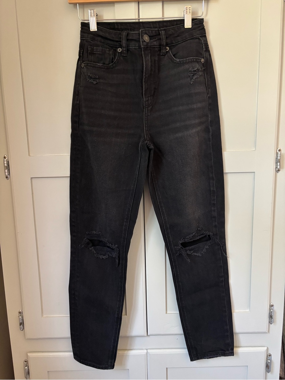 American Eagle High-Rise Black Distressed Mom Jeans Size:000 Short
